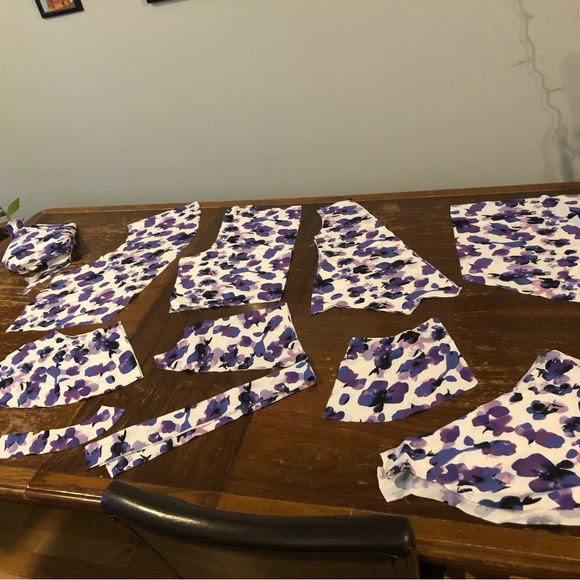 Pattern with cut pieces - Picture 3 of 6